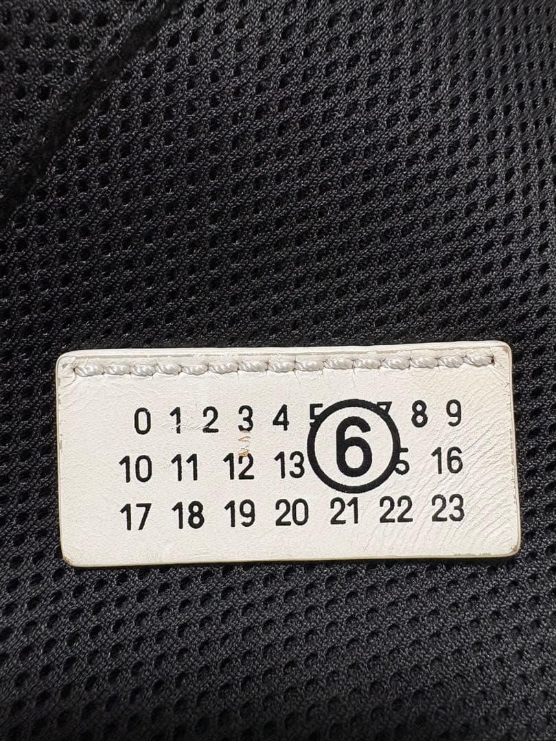 MM6 ブラック ショルダーバッグ