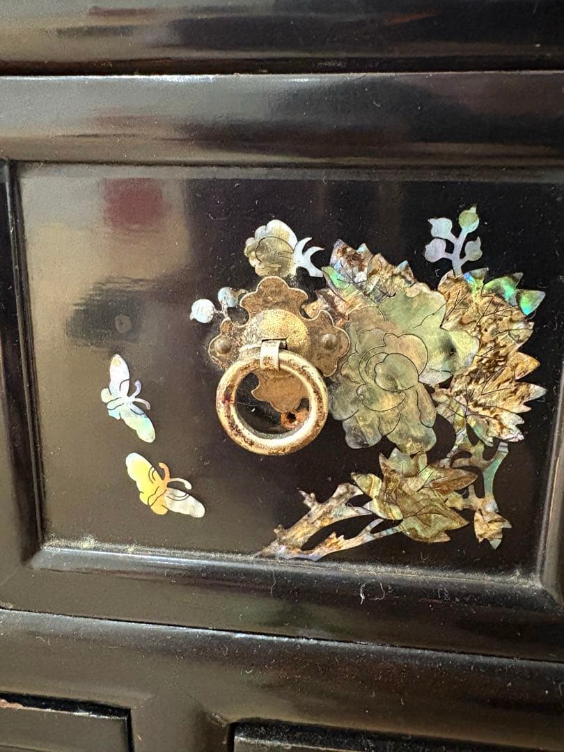 螺鈿細工の飾り棚　黒色　茶箪笥　花鳥の絵柄　段違い　和風　希少