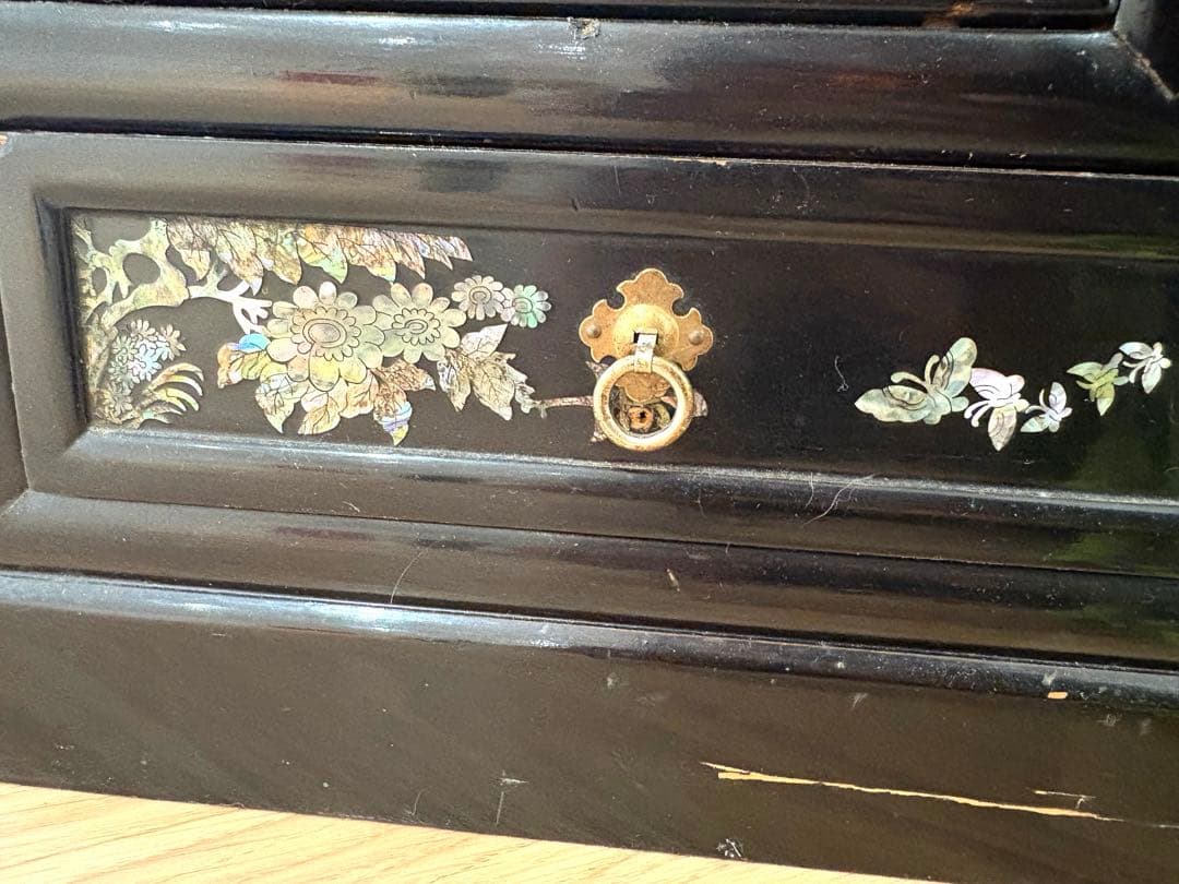 螺鈿細工の飾り棚　黒色　茶箪笥　花鳥の絵柄　段違い　和風　希少
