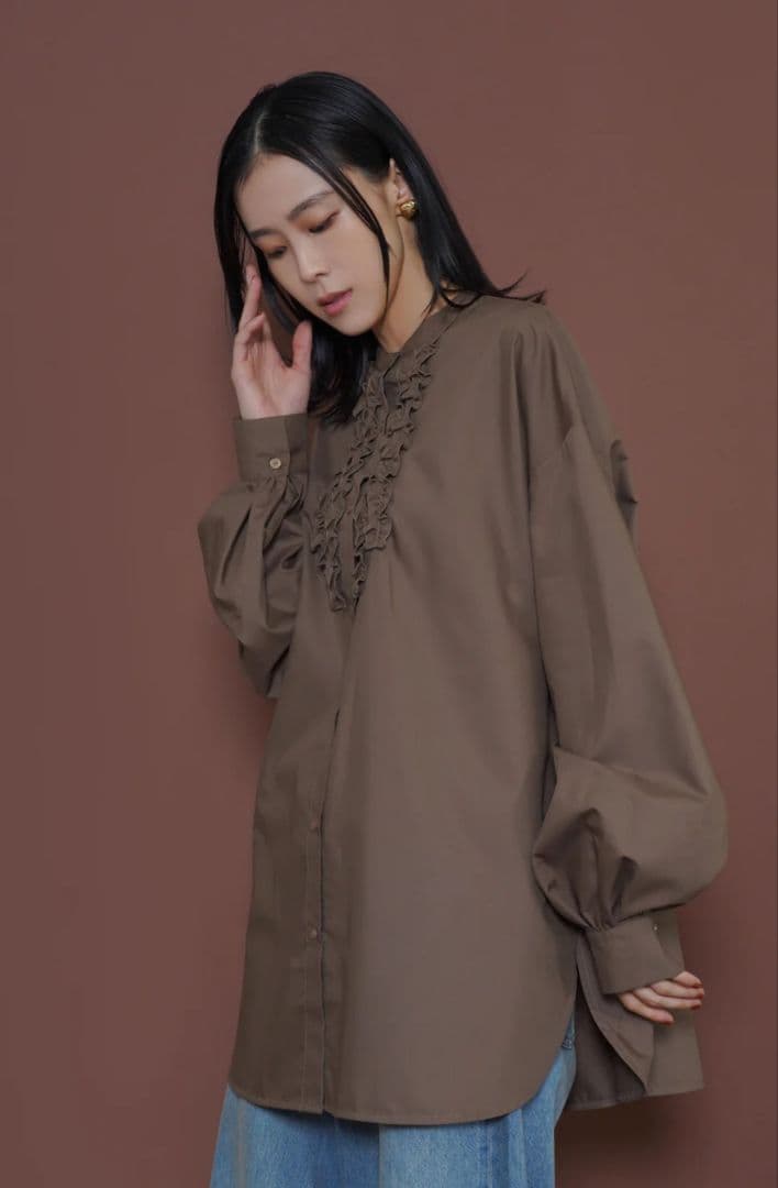 ちょん　CYAN TOKYO　フリル付きブラウンシャツ