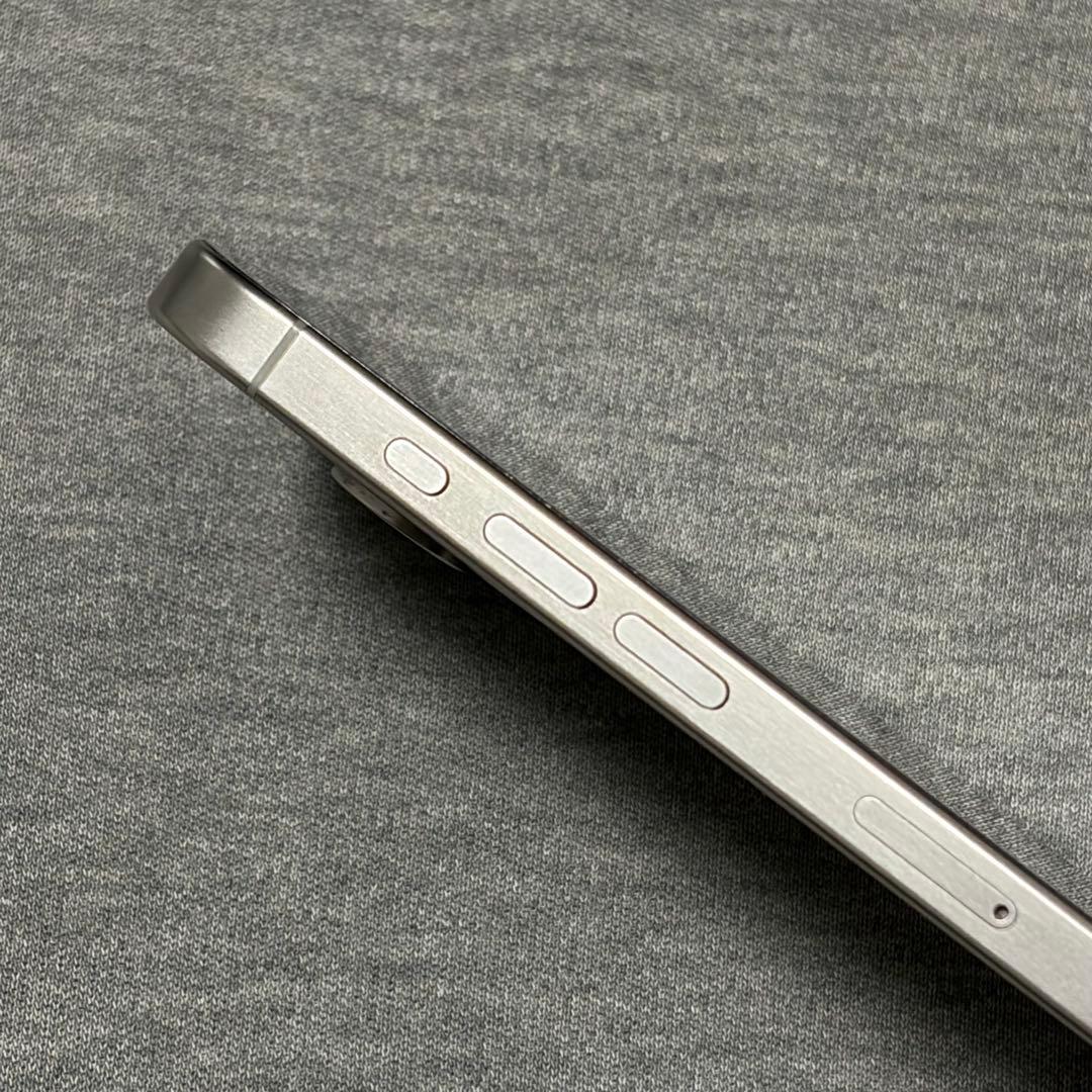 【美品】iPhone 15 Pro 256GB ナチュラルチタニウム 箱付き