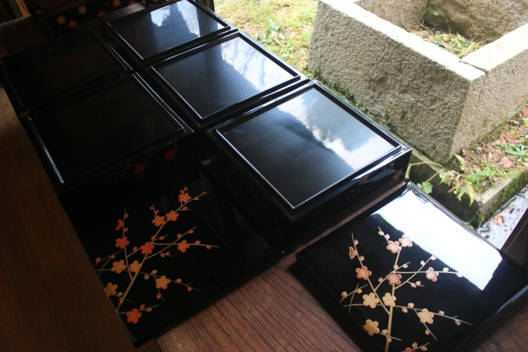 Mさま専用！上質内梨地黒漆に極上紅白梅蒔絵の映える台付五段重（検輪島塗重箱お重