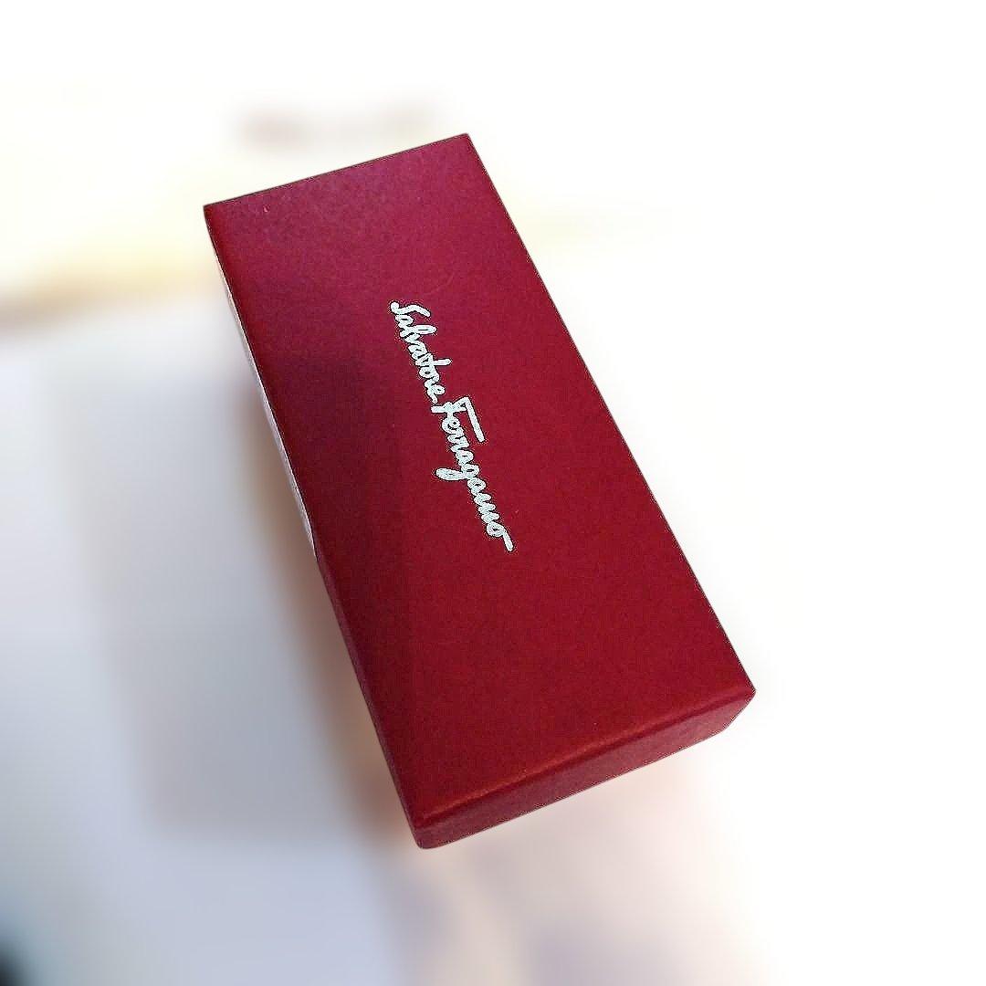 サルバトーレ・フェラガモ　 リボン型ヘアクリップ 黒金