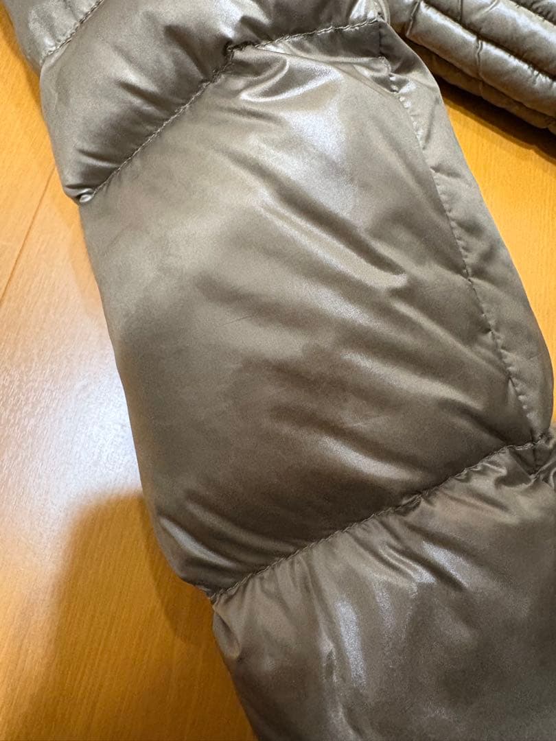 あいうえお　TATRASタトラス　オリーブ色 フード付きダウンジャケット