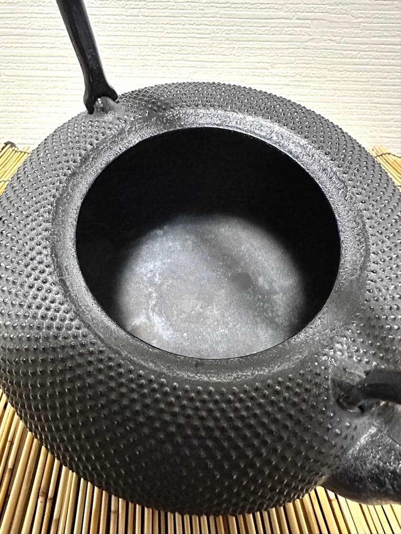 未使用品　南部伝統工芸士 及川寛治作　１８型姥口 アラレ　南部鉄瓶　南部鉄器