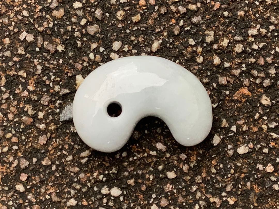 ✳神からの授かり　糸魚川翡翠勾玉　濃いめの白肌　機械鑑定書付の極上品質‼️