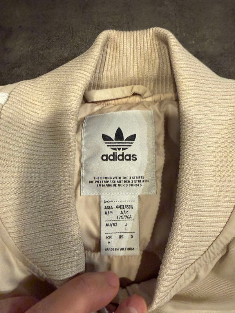 adidas プレミアム カレッジジャケット　ワンダーベージュ