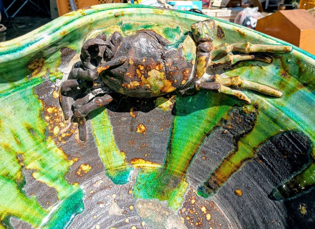 カニの装飾付き陶器製水鉢