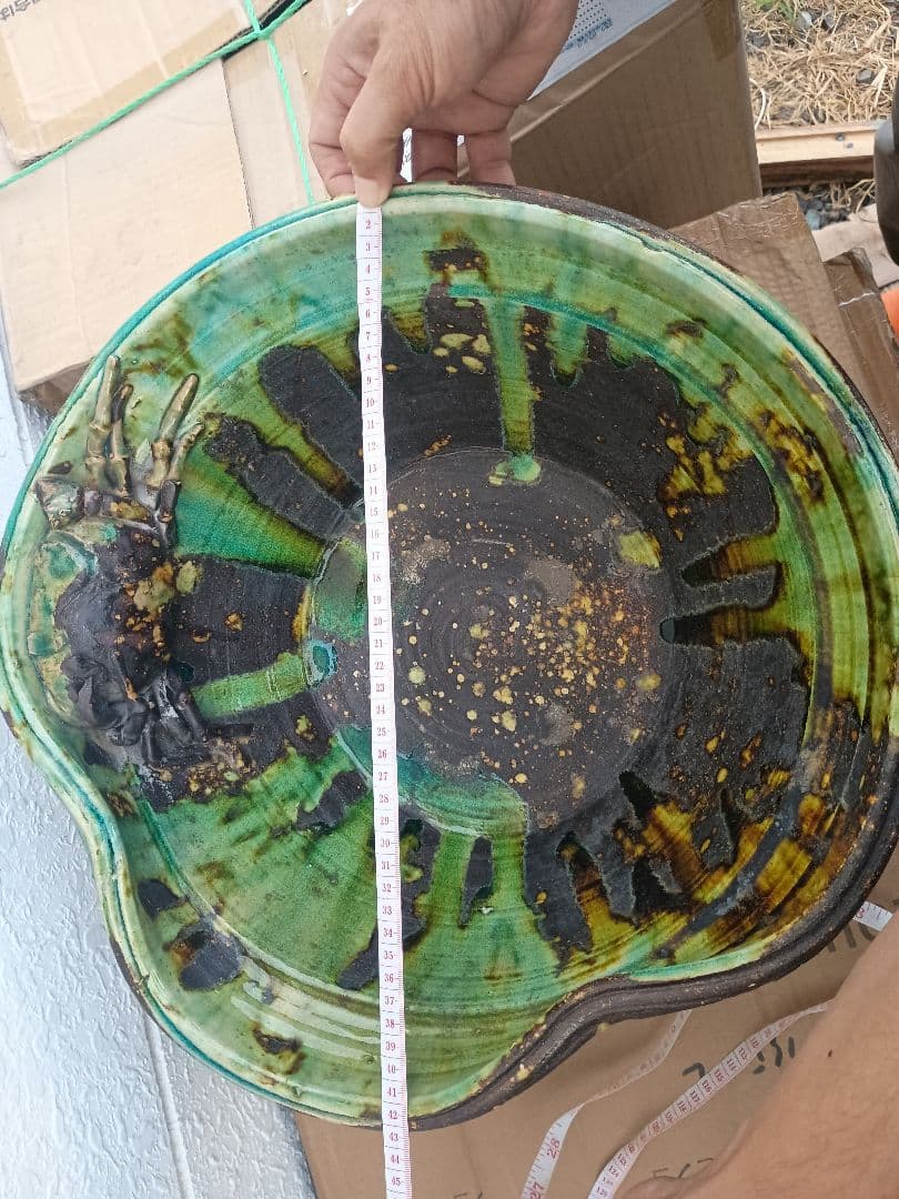 カニの装飾付き陶器製水鉢