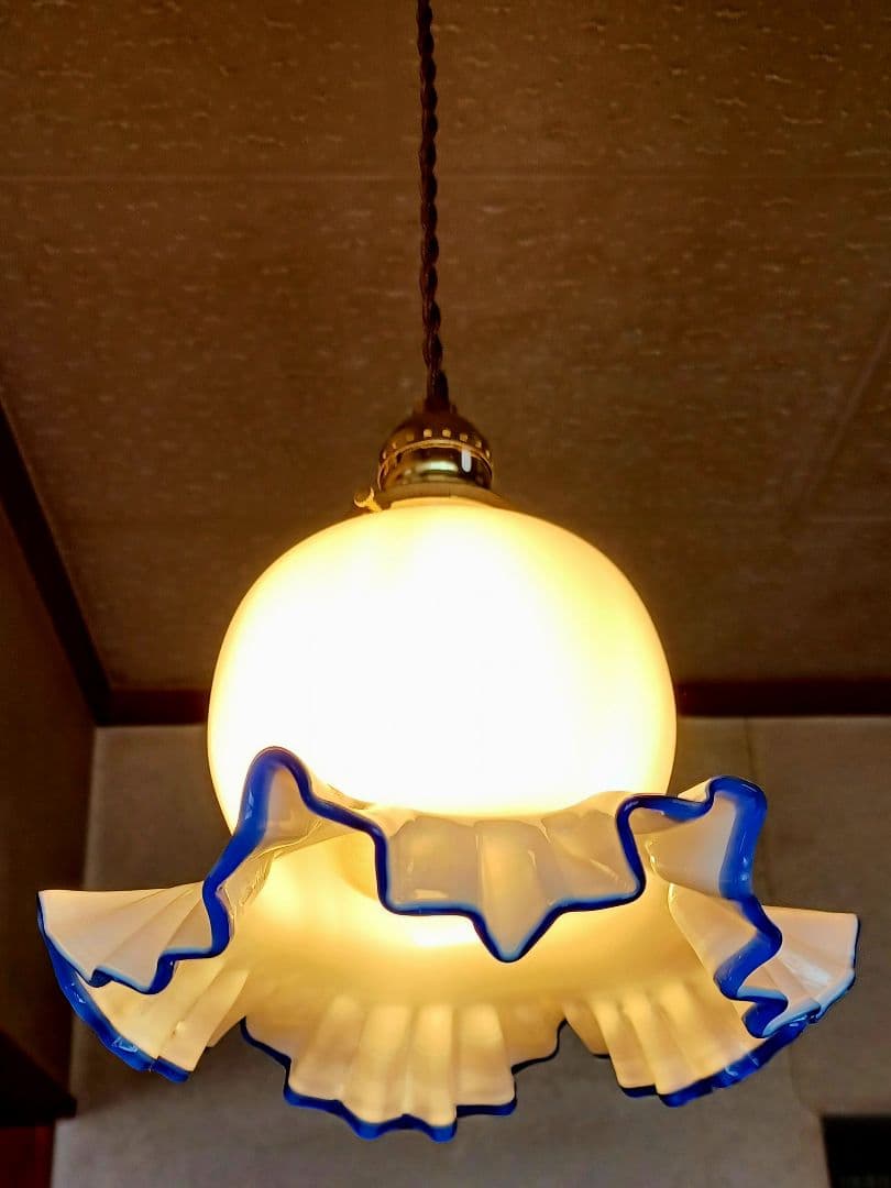 古いフリル色付きミルクホワイトガラスのペンダントライト