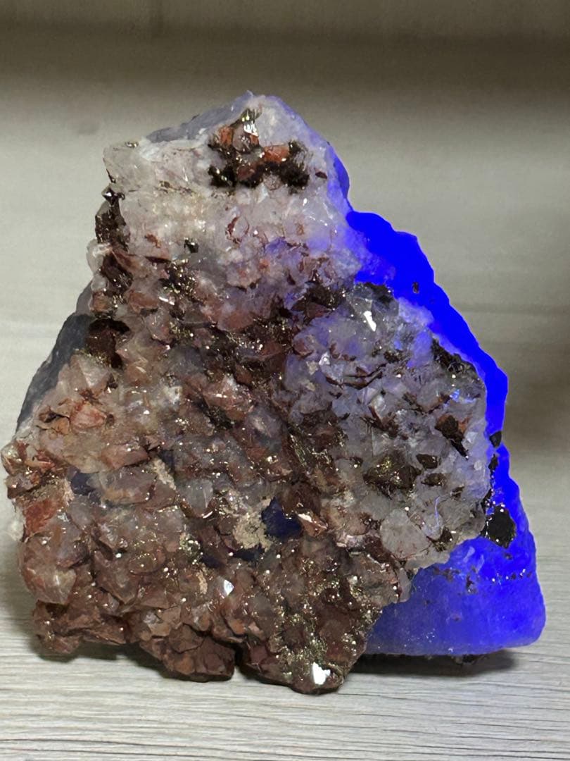 モロッコ産 ブルーフローライト × レッドクォーツパイライト共生 原石