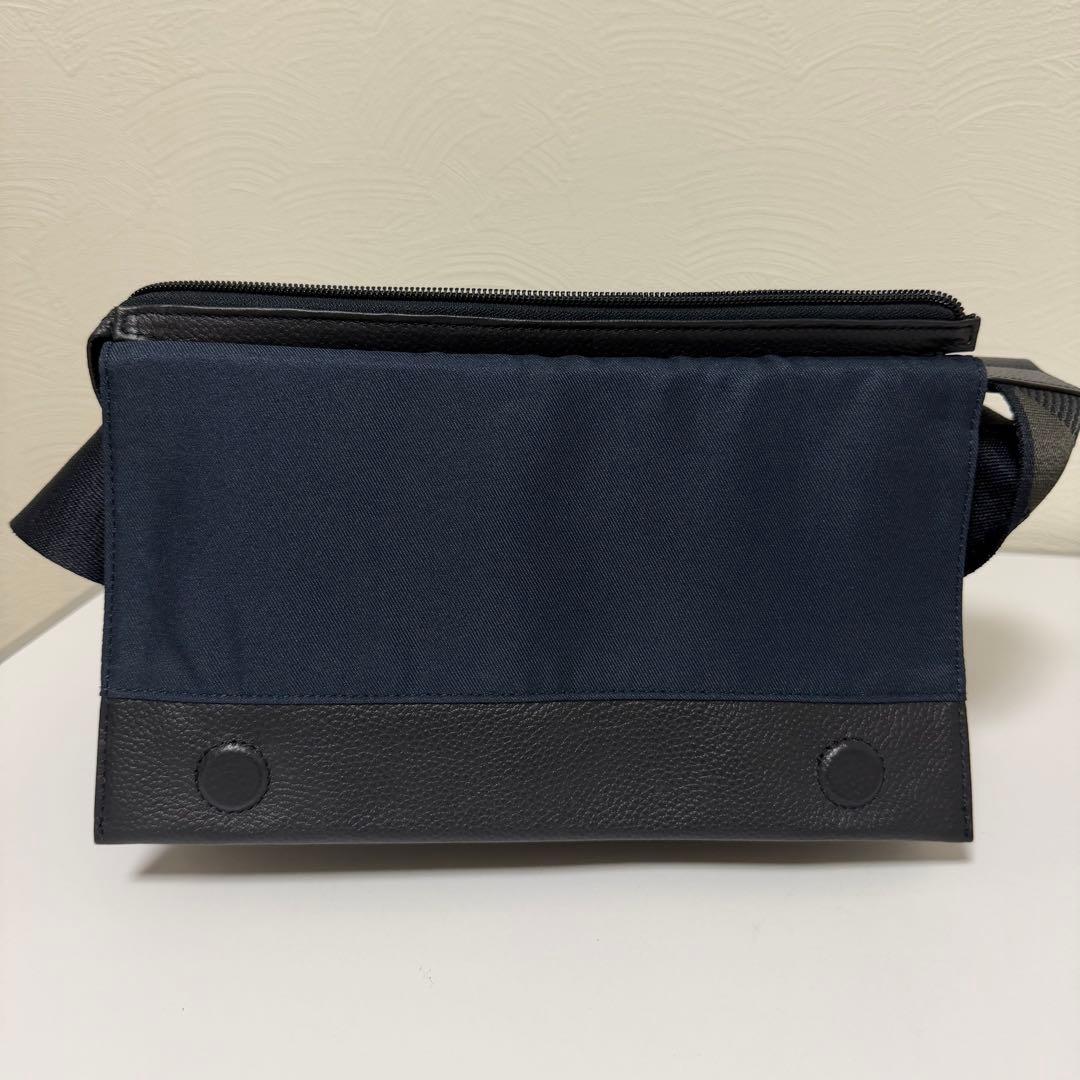 ear PAPILLONNER ワイドテープショルダーバッグ 本革 軽量 紺色