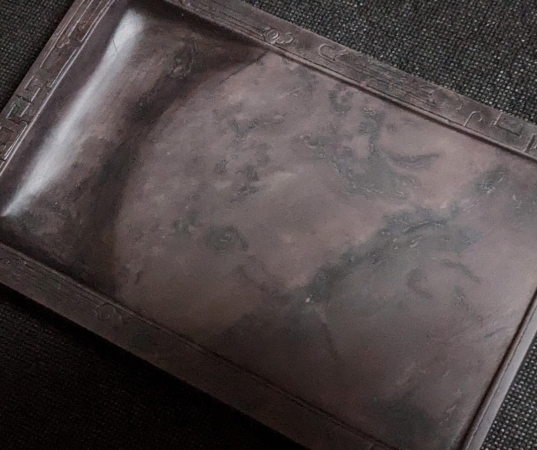 【端渓硯　饕餮文】◆玳瑁斑・蟻脚青花・火捺が美しい朝天巌◆唐木共箱◆七吋長方硯