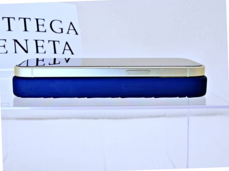 ⭐️美品　ボッテガヴェネタ　iPhone 15pro シリコンスマホケース　紺