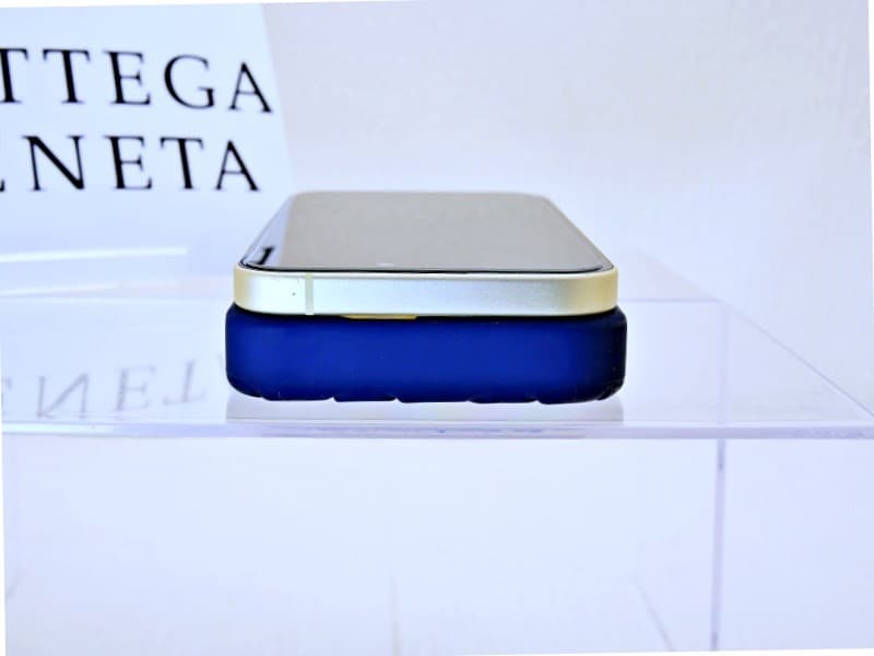 ⭐️美品　ボッテガヴェネタ　iPhone 15pro シリコンスマホケース　紺