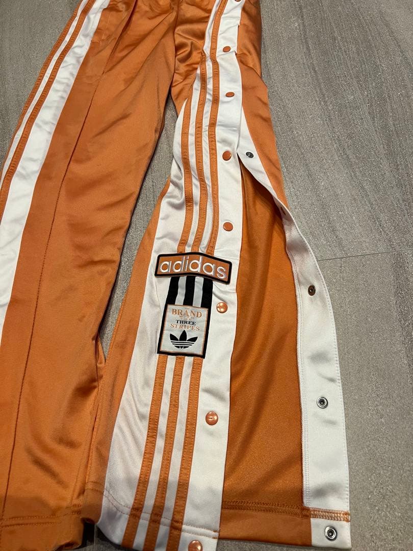 adidas トラックパンツ オレンジ