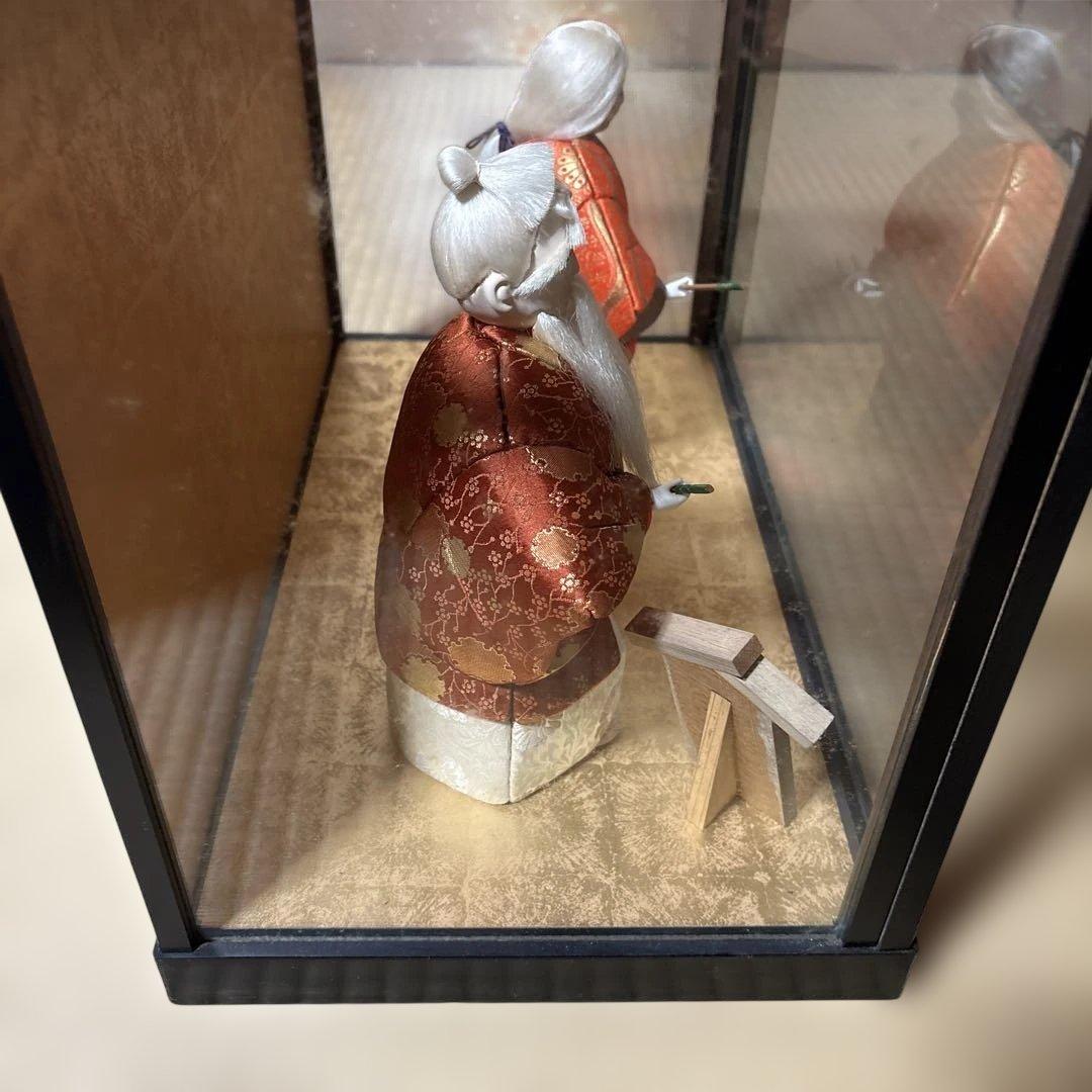 伝統的な日本の人形　長寿を願う縁起のいい置物