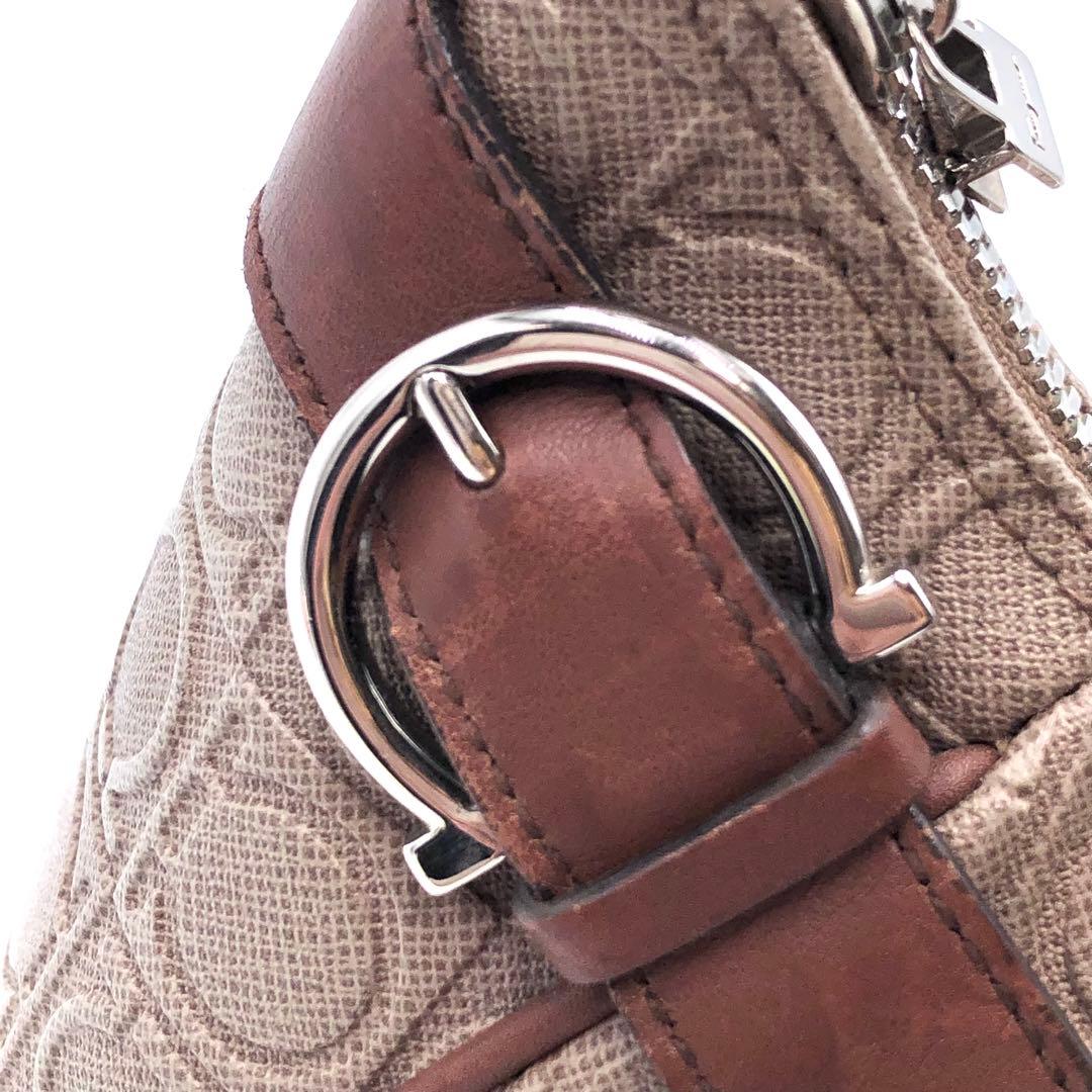 サルヴァトーレフェラガモ アクセサリーポーチ ガンチーニ エンボス バッグ