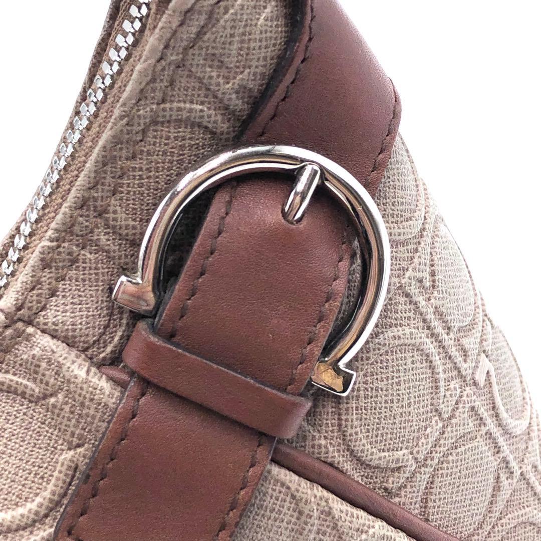 サルヴァトーレフェラガモ アクセサリーポーチ ガンチーニ エンボス バッグ