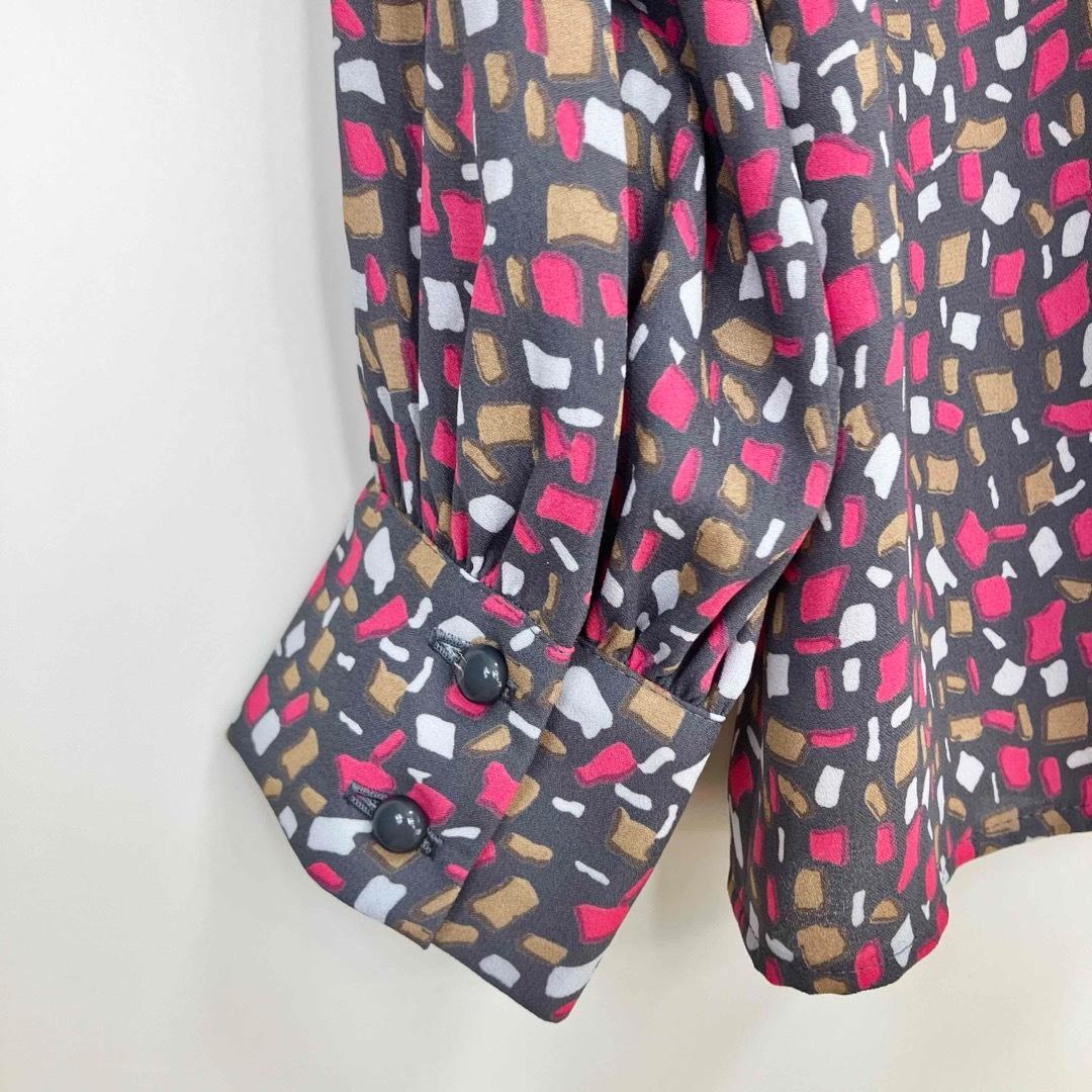 アナイ イレギュラースクエアプリントタイ付き ブラウス チャコールグレー 38