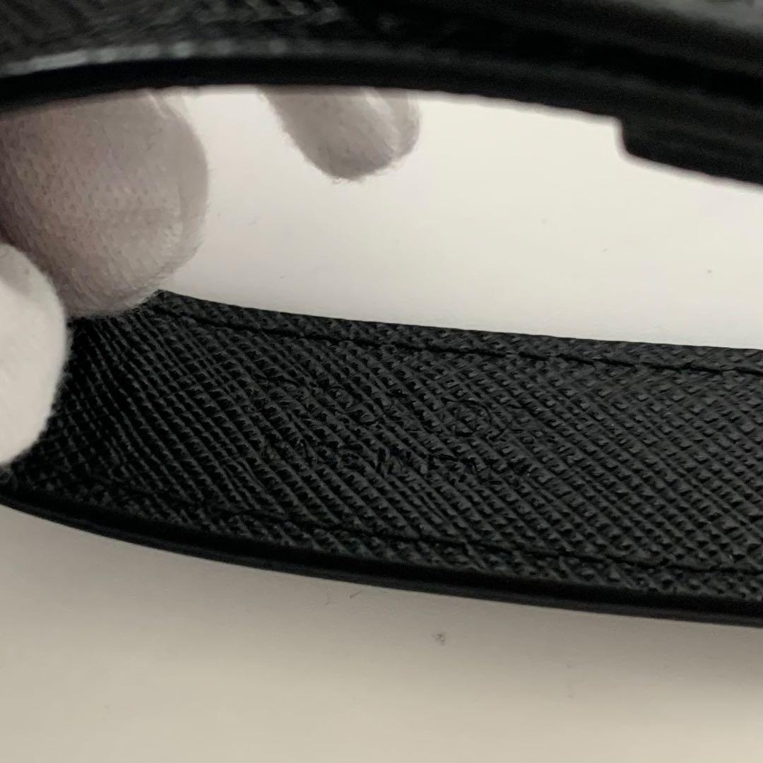 プラダ　トライアングルロゴ　キーホルダー　サフィアーノレザー　ブラック　チャーム