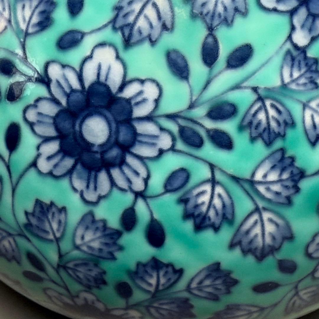 人間国宝　十三代今泉今右衛門　本人作　色絵緑地草花文様更紗文花瓶　仕立て箱付