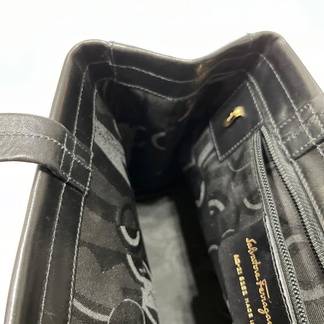 極美品 Ferragamo フェラガモヴァラ パテントレザーショルダー ハンド