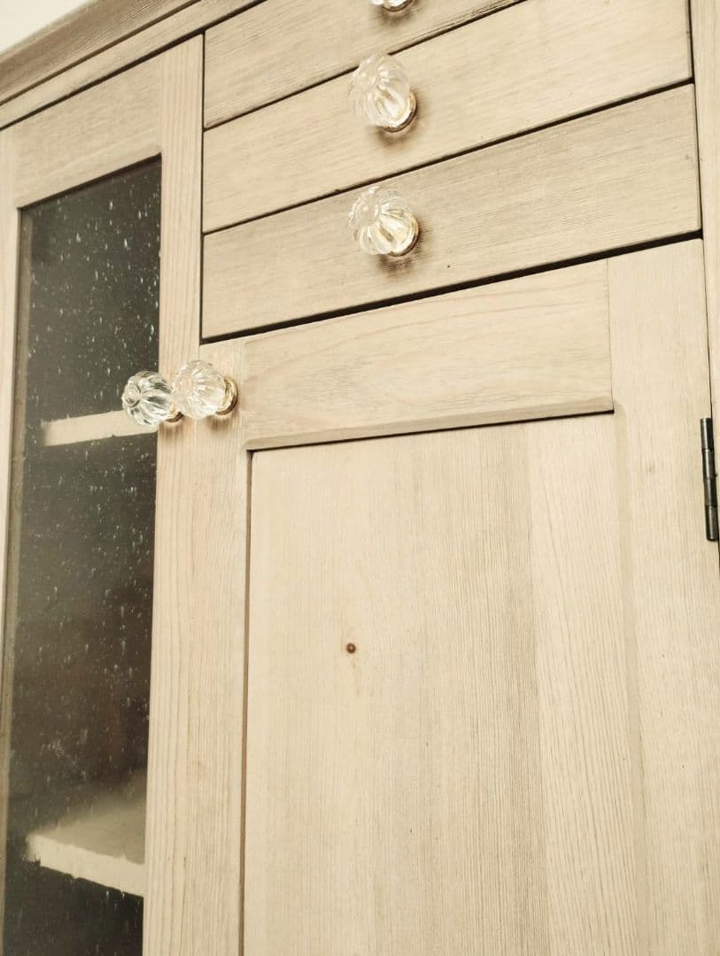 ★素朴な古い木肌のハイチェスト・気泡ガラス入りの扉・ガラス取っ手・北欧／節あり