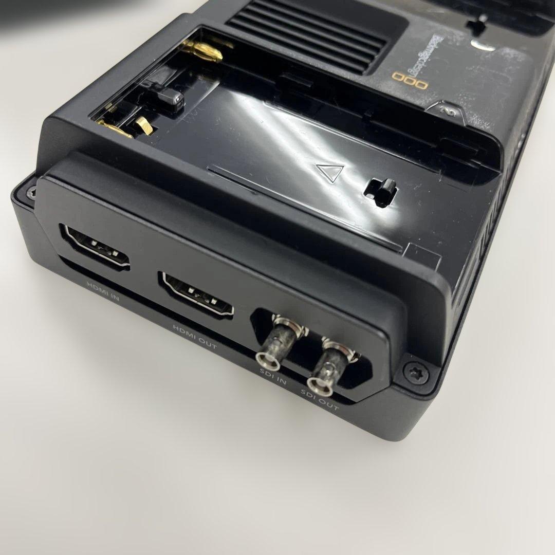 Blackmagic Video Assist 5\" 12G HDR と付属品