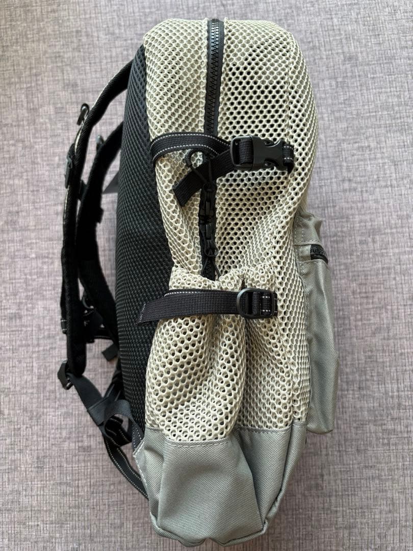 アンドワンダー And wander 3Dメッシュバックパック カーキ色