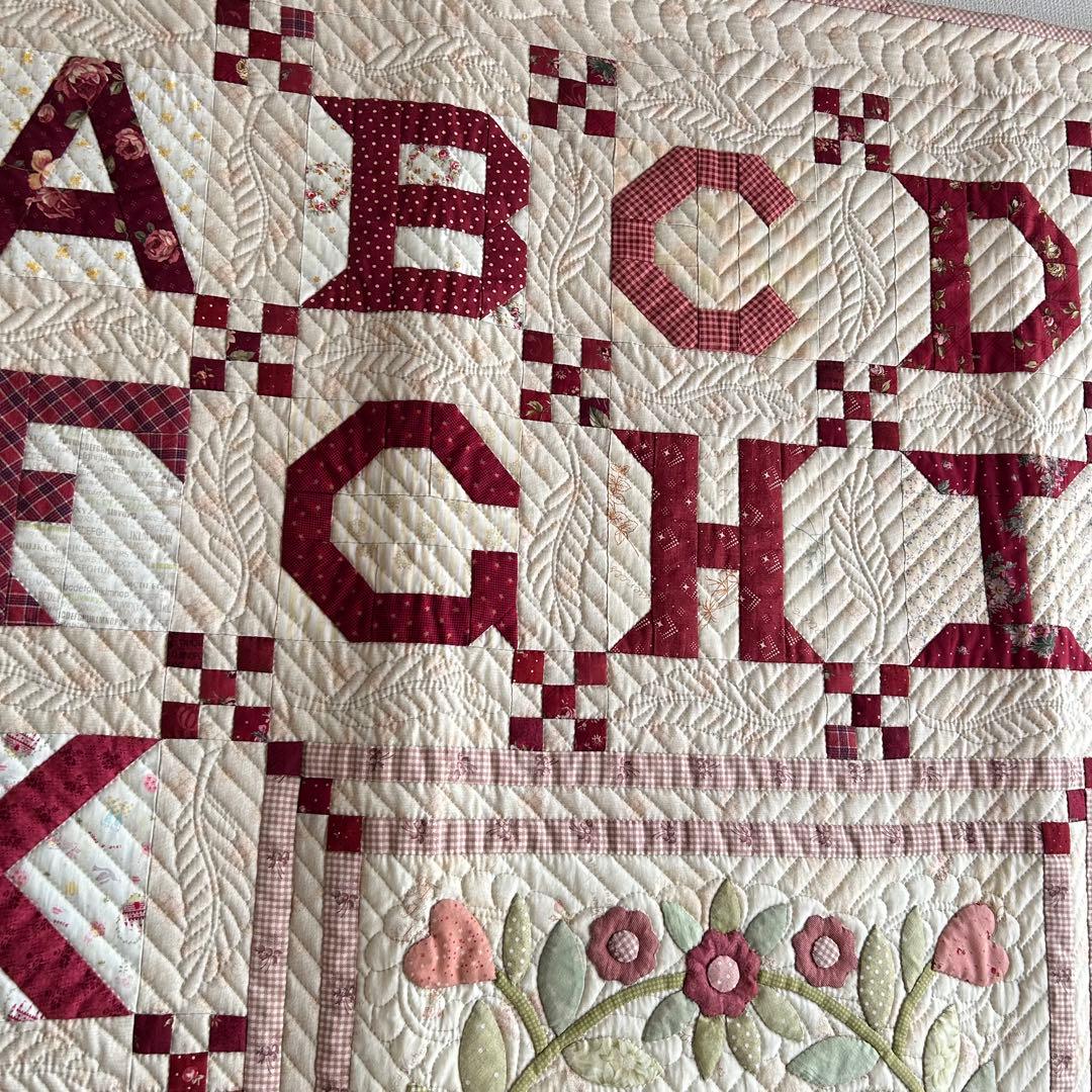 ハンドメイド パッチワークアルファベットと花のメッセージキルト