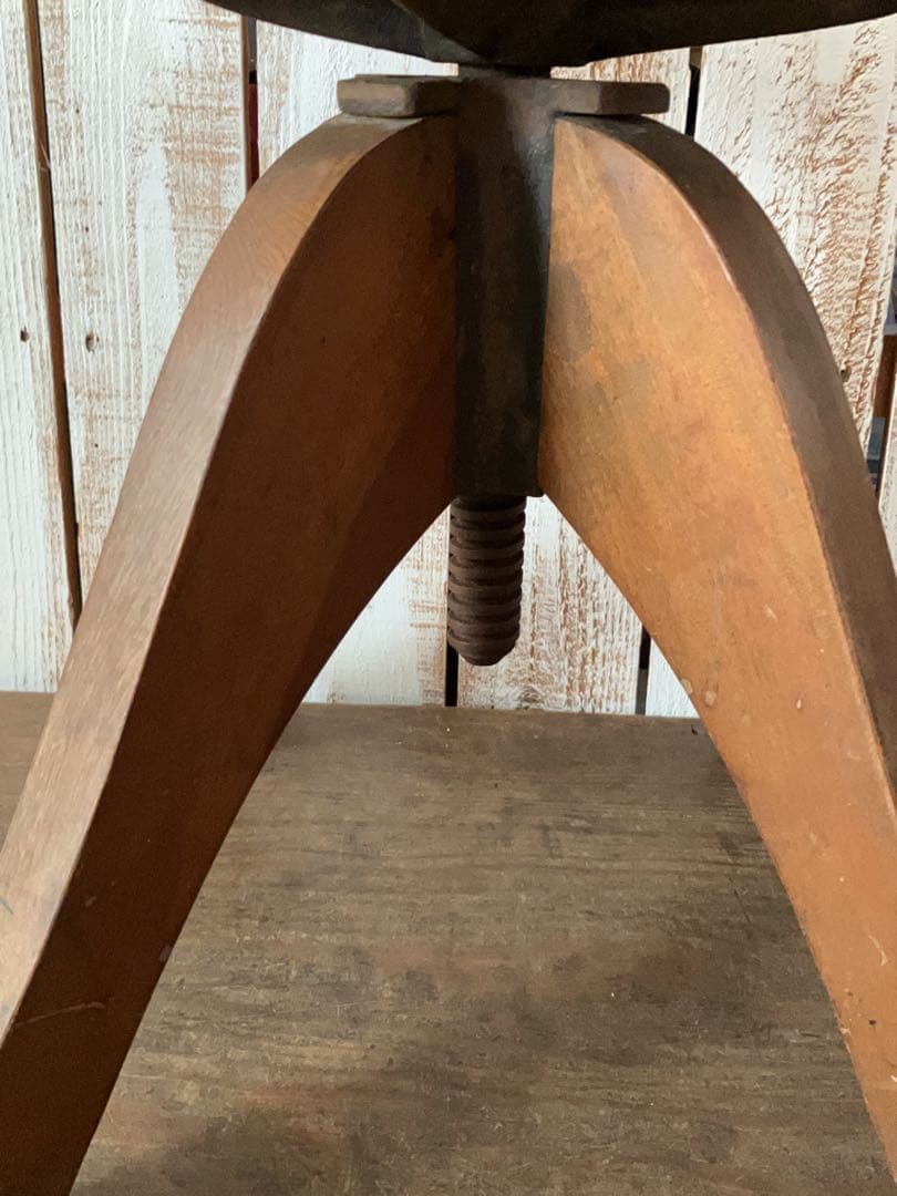 アンティーク　高さ調節可能　シャビーな回転椅子　丸椅子　どっしりとしたスツール