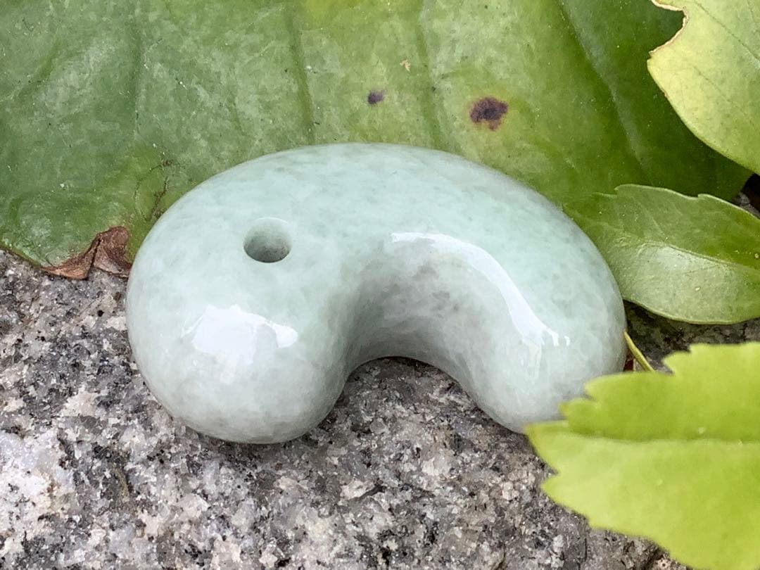 激安卸し値段で‼️15万円確実します‼️ 糸魚川翡翠ジェダイト本物　鑑別書付極上物‼️