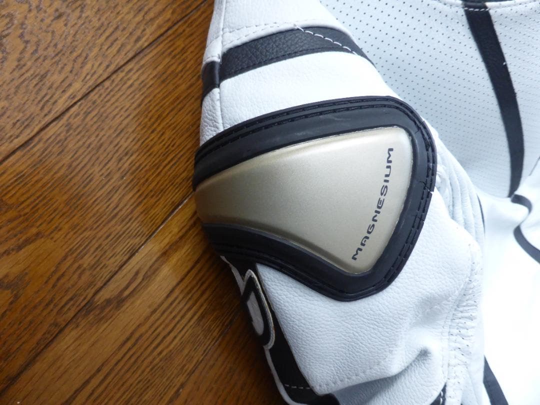 BERIK レーザージャケット ホワイト インナー プロテクター付き