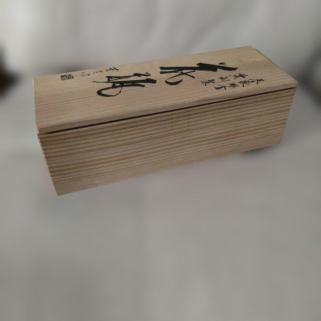 黒い花瓶 飛ぶ鶴のデザイン