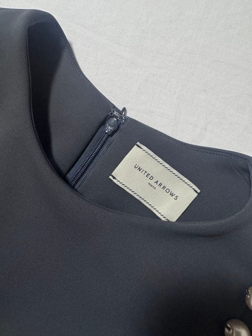 UNITED ARROWS SPONGY サイドパールモチーフ ブラウス