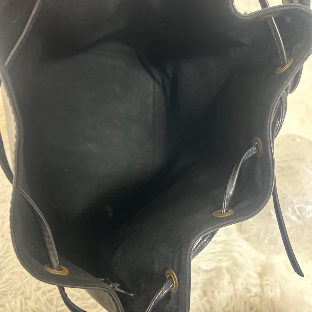 ルイヴィトン エピ ノエ レザー ショルダーバッグ ブラック シリアルあり