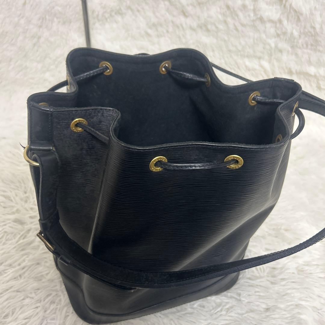 ルイヴィトン エピ ノエ レザー ショルダーバッグ ブラック シリアルあり