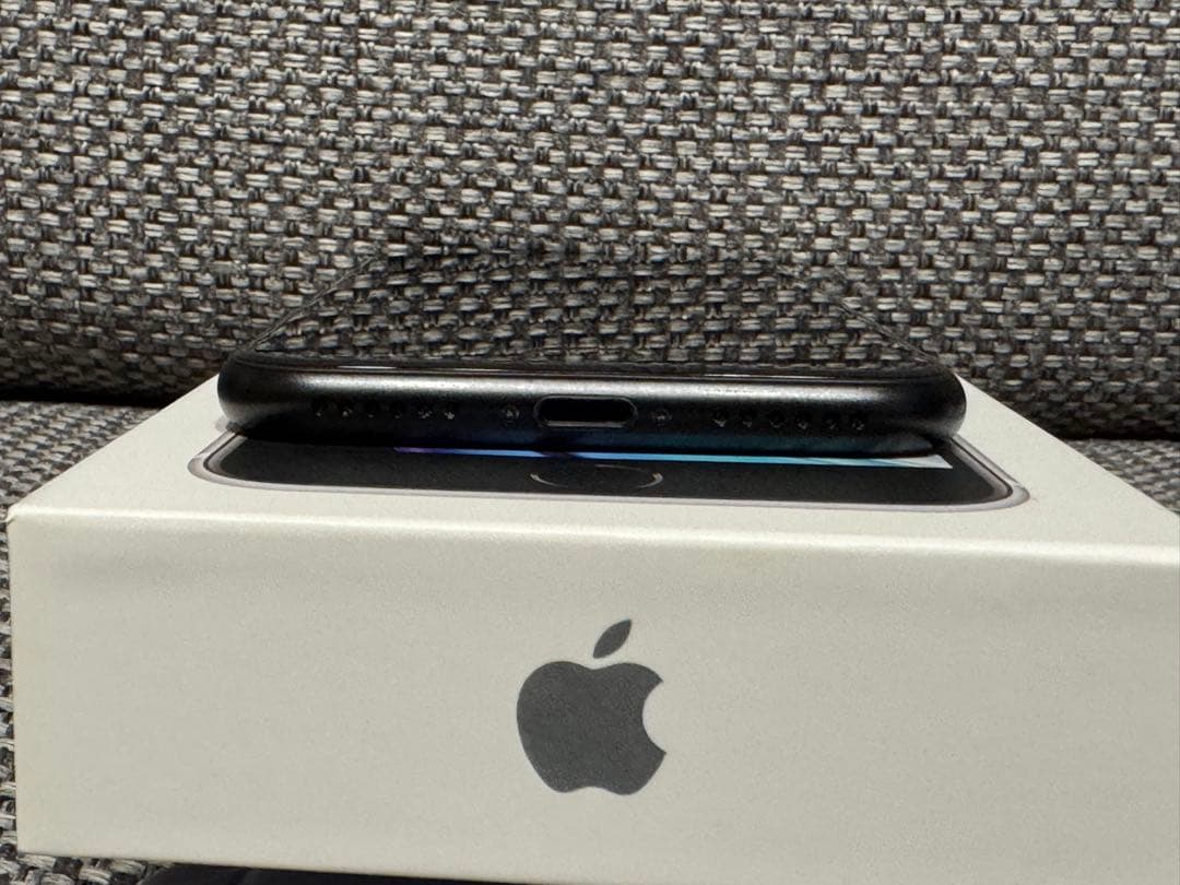 iPhoneSE 第二世代 64GB ブラック　SIMフリー　82%