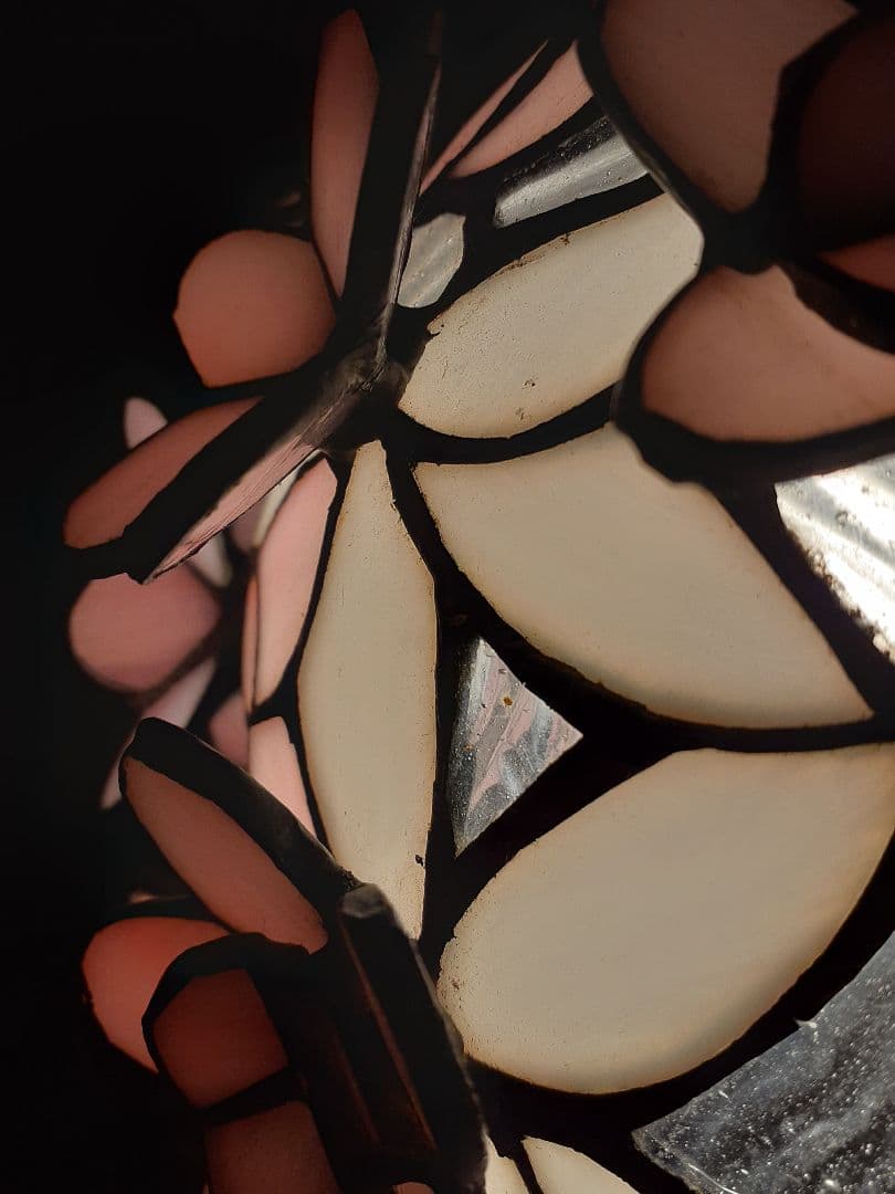 春にぴったりの艶やかで桜の花びらを散りばめた様な可愛らしいペンダントライト