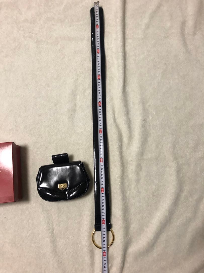 Salvatore ferragamo ガンチー二エナメルウエストポーチ。