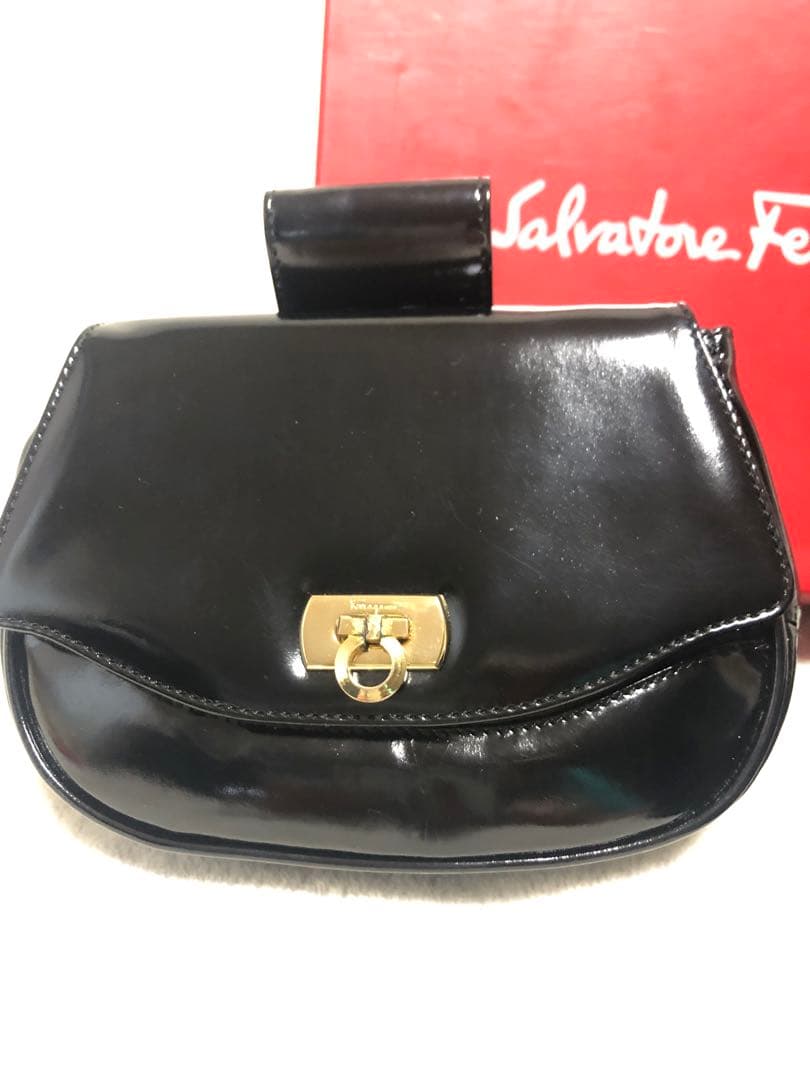 Salvatore ferragamo ガンチー二エナメルウエストポーチ。
