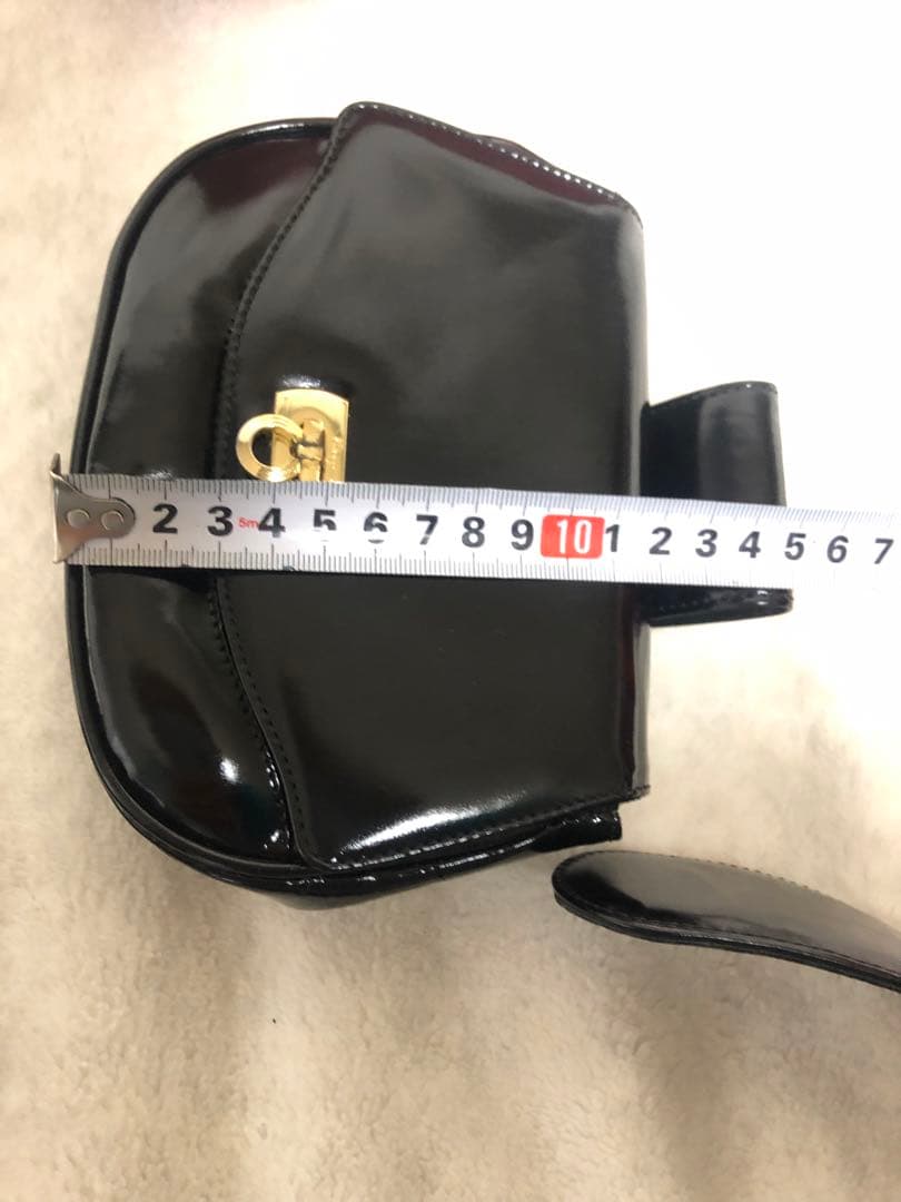 Salvatore ferragamo ガンチー二エナメルウエストポーチ。