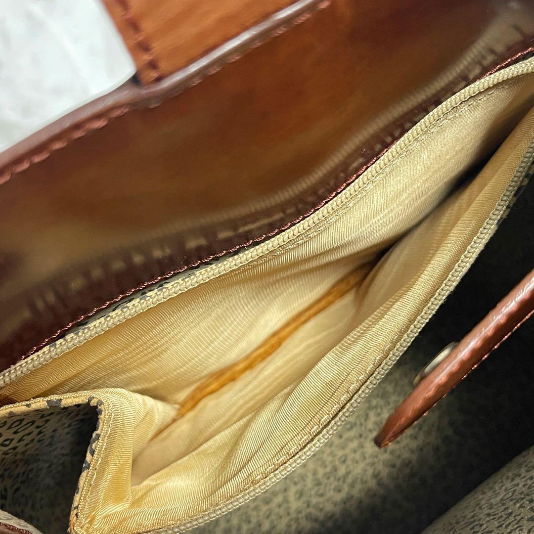 美品　カルティエ　パンテール　ボディバッグ　パンサー金具　レザー　斜め掛け　茶色