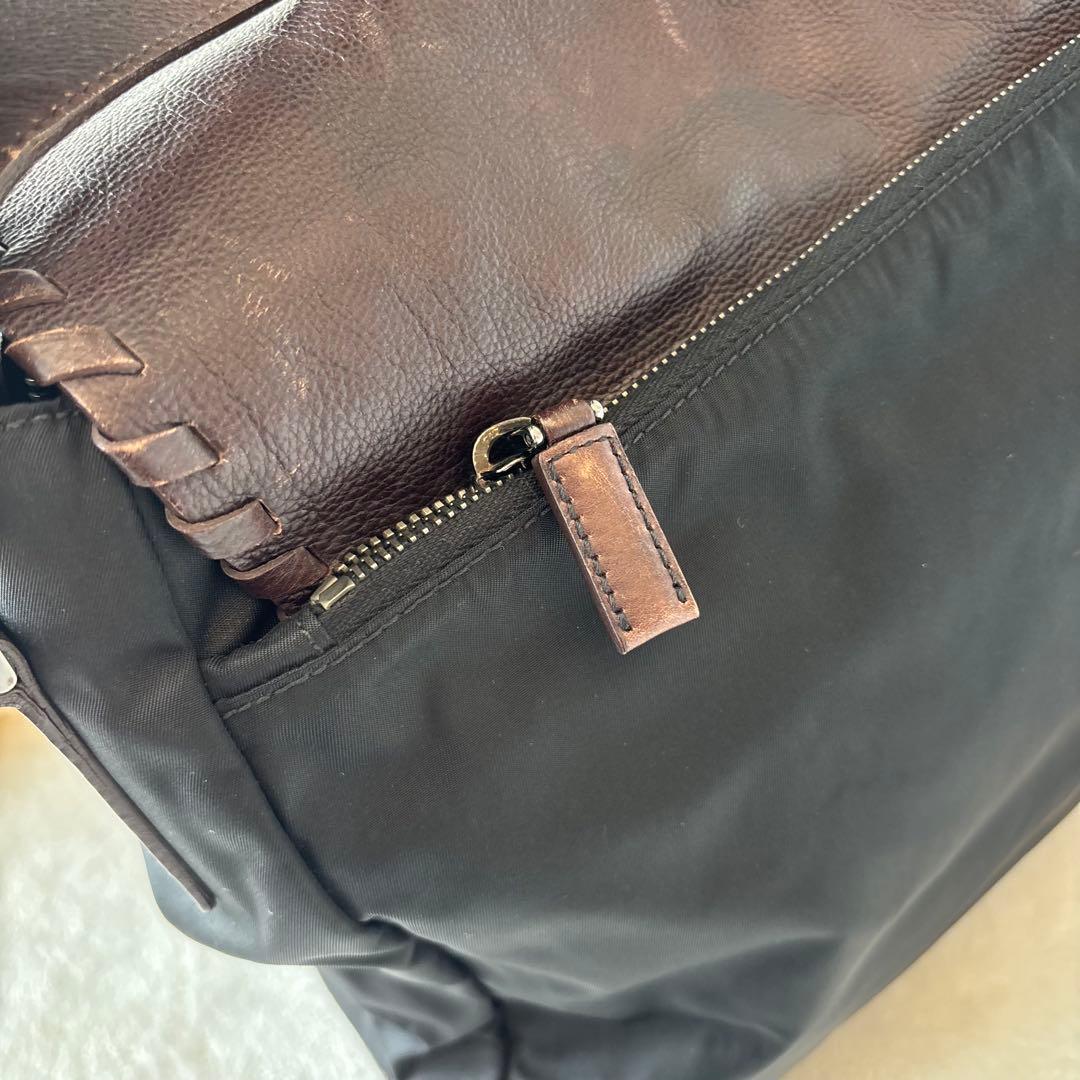 プラダ ショルダーバッグ メッセンジャーバッグ　大容量エンボスロゴ 鞄