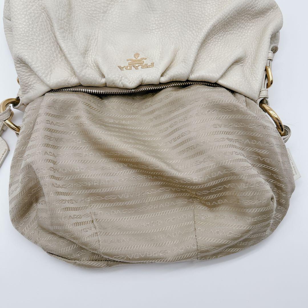 PRADA ワンハンドバッグ レザー ホワイト メタルロゴ ハーフムーン