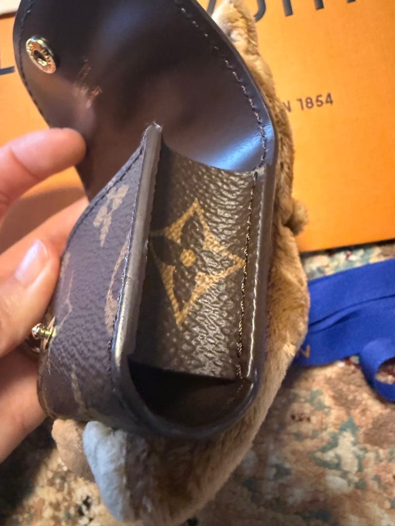 Louis Vuitton ぬいぐるみ型AirPodsケース