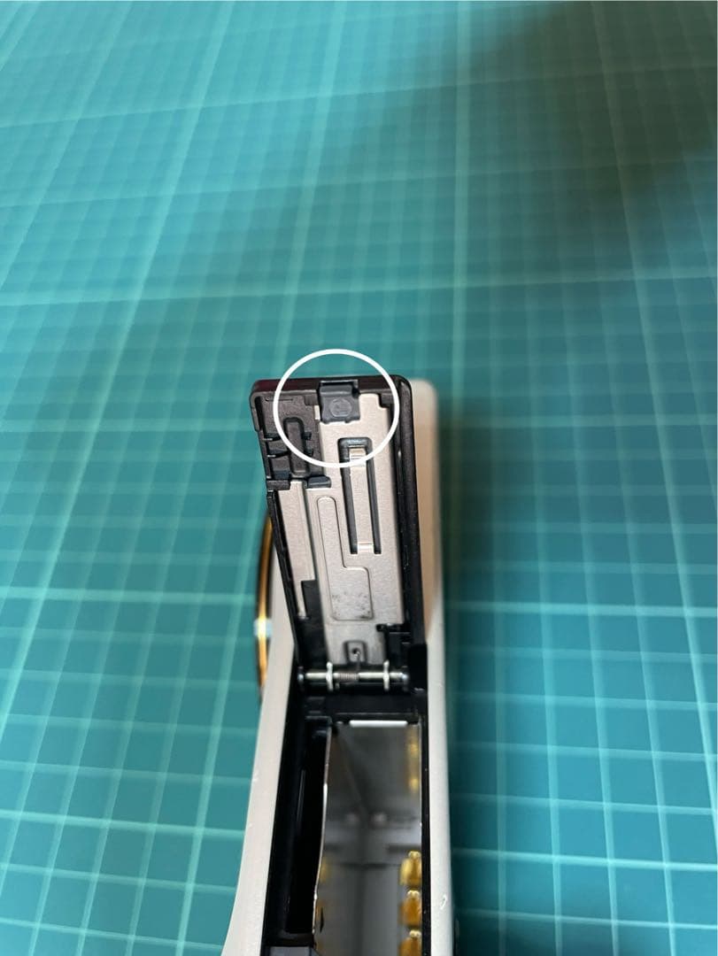 CASIO EXILIM EX-ZR100 ホワイト [電池挿入ふたロック不良]