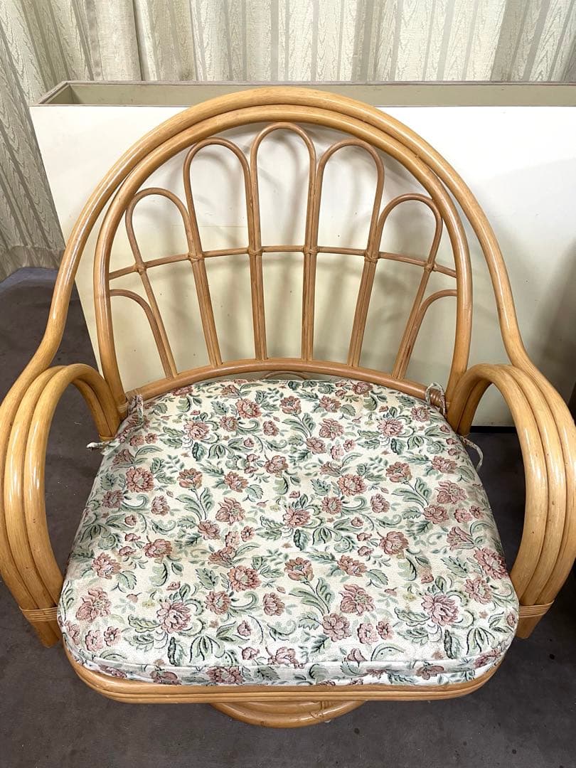 《座面が広い》ラタン 回転椅子　花柄クッション