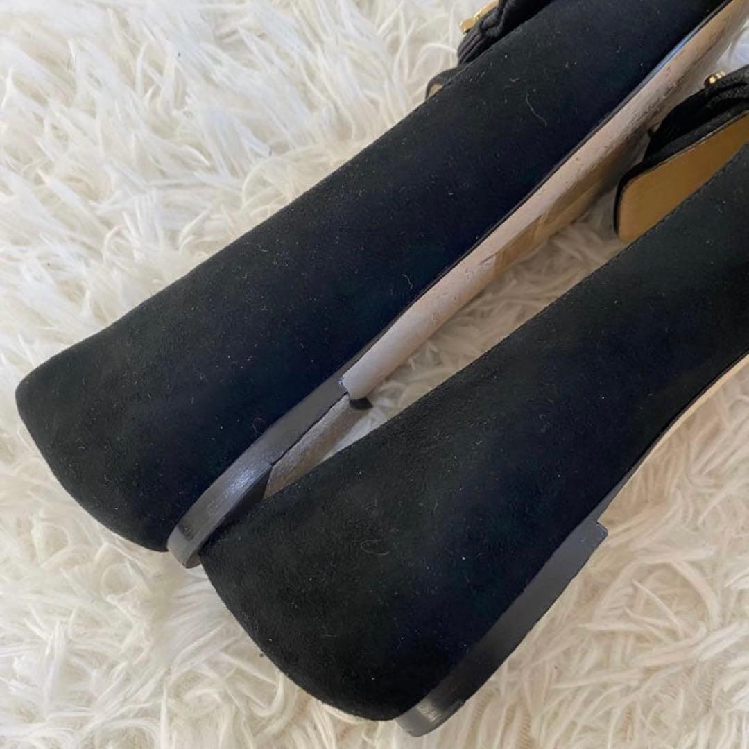 ジミーチュウ　フラットシューズ　スエード　黒　ロゴ金具　リボン